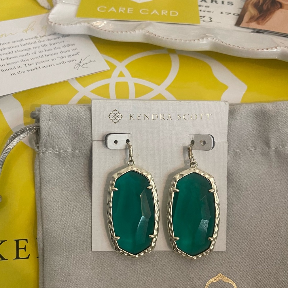 Kendra Scott Emerald Green Danielle Drop Earrings in Gold